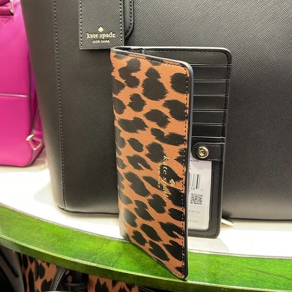 Kate Spade Schuyler Large Slim Bifold Wallet
COLOR:
Multi
NWT - Picture 13 of 16